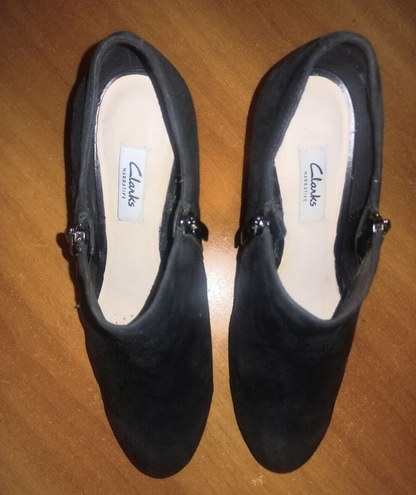 Botine Clarks negre, piele întoarsă naturala.