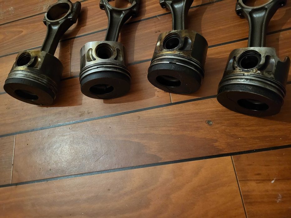 Set 4 pistoane cu bielă