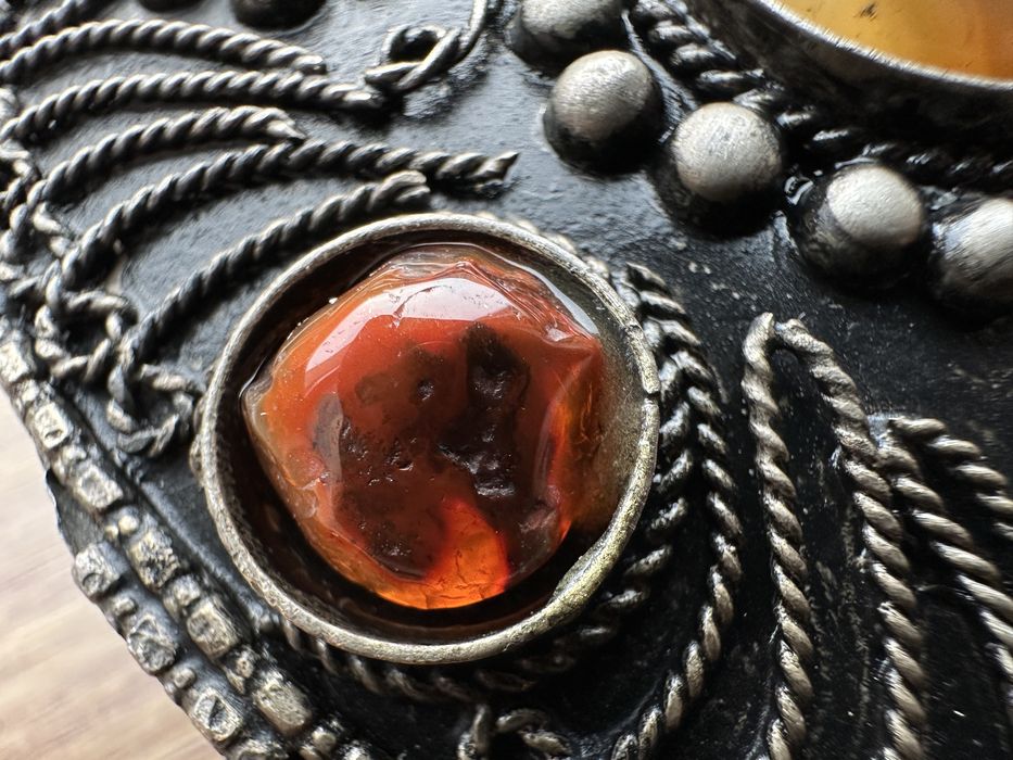 Cutie veche decorativa  cu pietre semipretioase  agat carneol