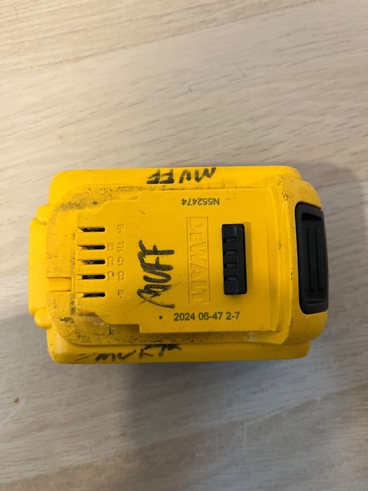 Acumulator Baterie DeWalt XR 5Ah 18V 2024 arată foarte bine și este în stare foarte buna