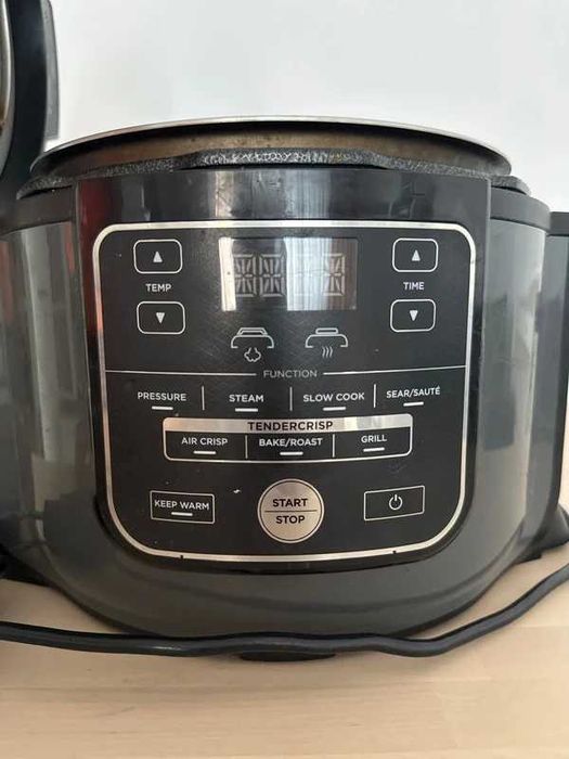 Ninja Foodi OP300UK – multicooker 7‑în‑1 + capac presiune, stare excelentă
