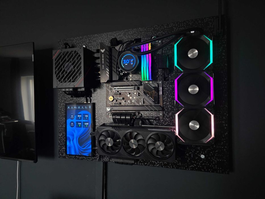 PC Gaming Wall Build Custom RTX 4070 SUPER / i5 12600KF / NZXT Kraken / Lian Li / Display + Wireless Power