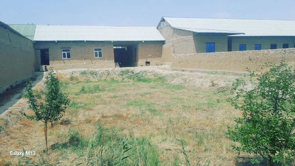 Karmana tumanida hamma qulayliklarga ega hovli sotiladi