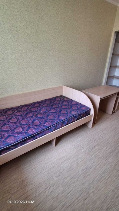Продам детскую кровать с матрасом и столом