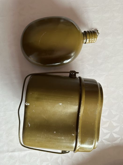 Армейская фляжка и котелок