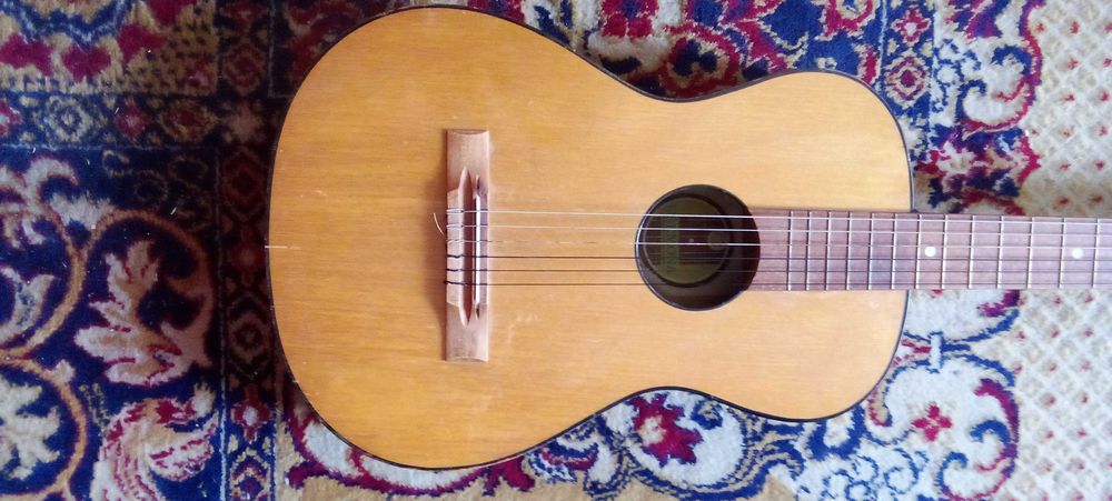 Стара китара , класическа