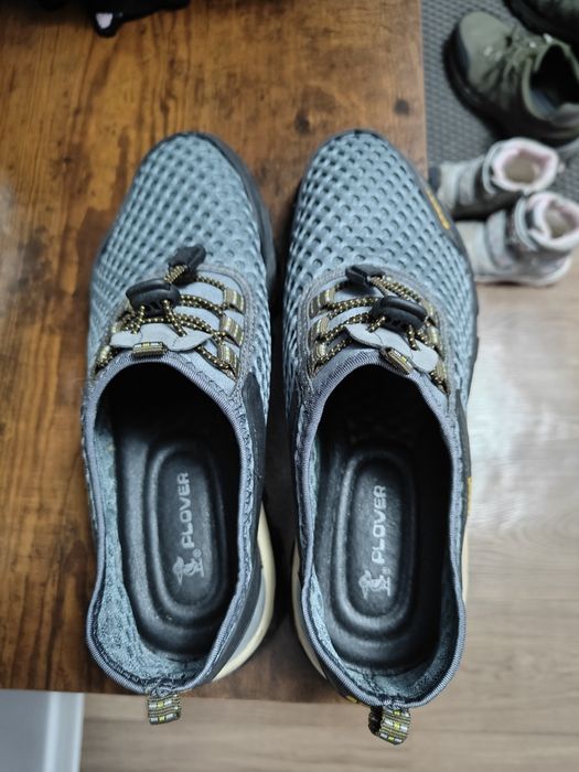 Продам Трековые кроссовки, сетчатые, размер 43