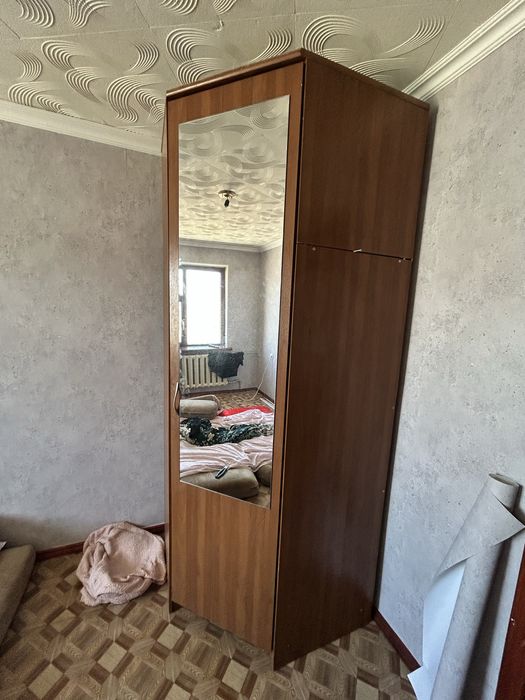 Угловой шкаф с зеркалом.