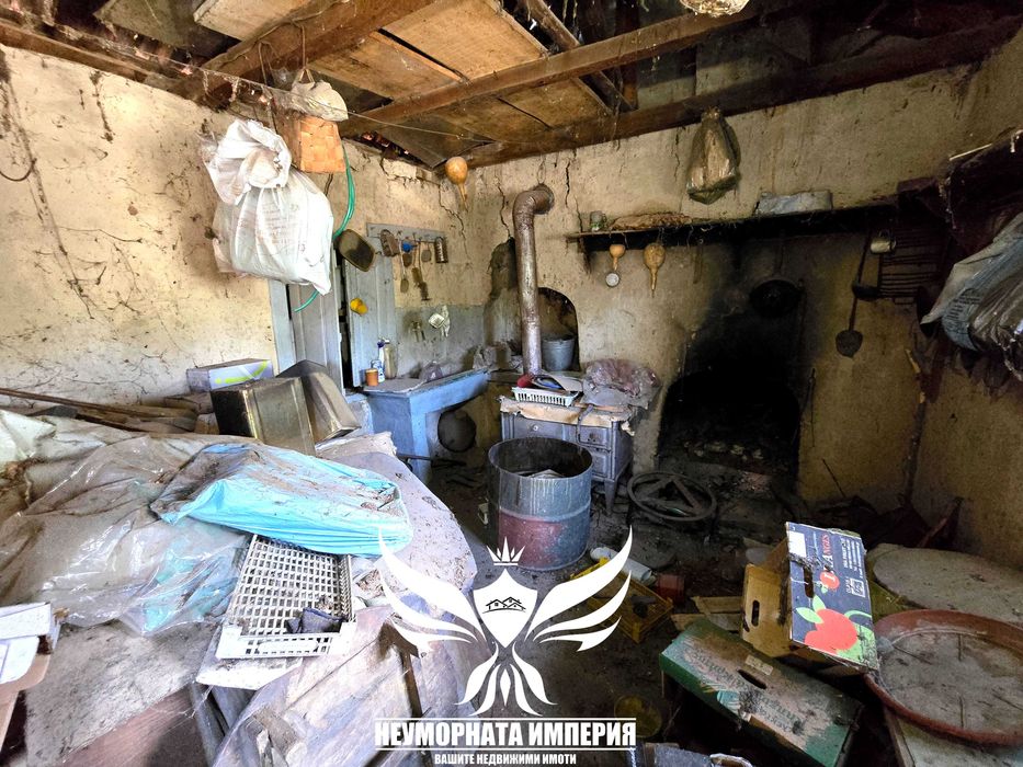 Продавам двуетажна къща с постройки 320РЗП с 1600кв двор село Ахматово