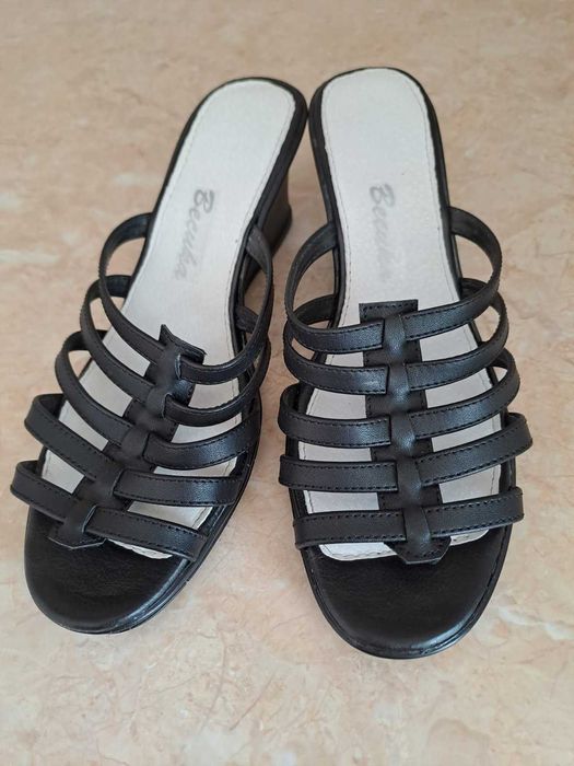 Сандали  нови      .