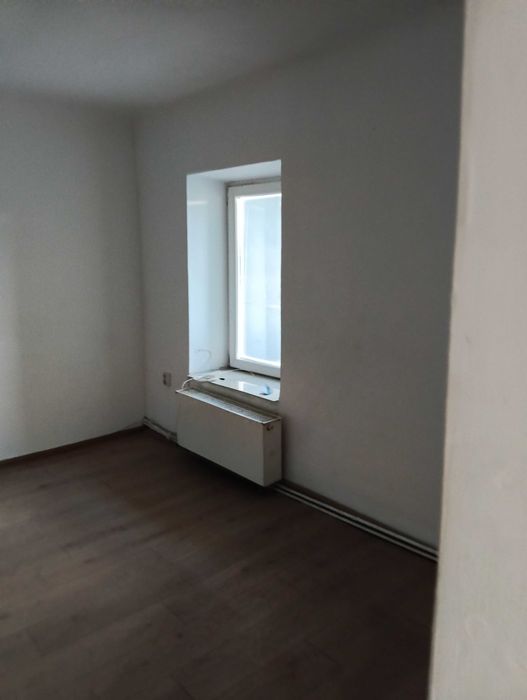 Casă de închiriat în Cluj pe Calea Mănăștur între Fabrica de bere și Luk Oil. Acces direct din stradă sau din curte. Două locuri de parcare.