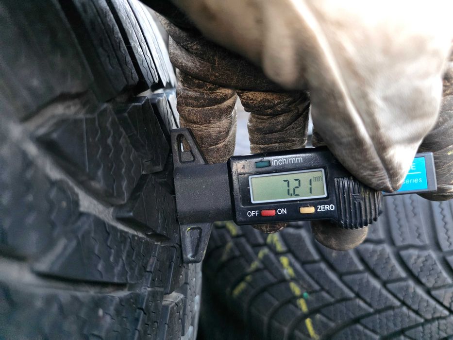 2бр Зимни гуми 235 55 17 - Bridgestone - DOT 2022