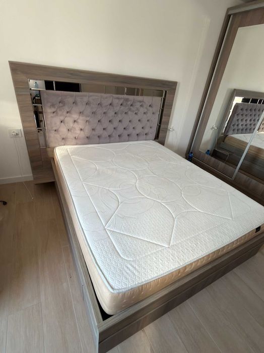 Set complet dormitor: Dulap mare cu usi culisante soft-close si oglinda + Pat cu noptiere si saltea + Birou cu sertare + Comoda TV cu sertare