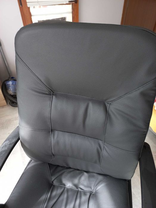 Продавам офис стол