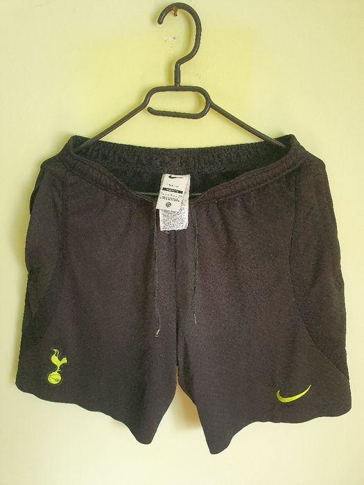 Vând pantaloni scurți Tottenham