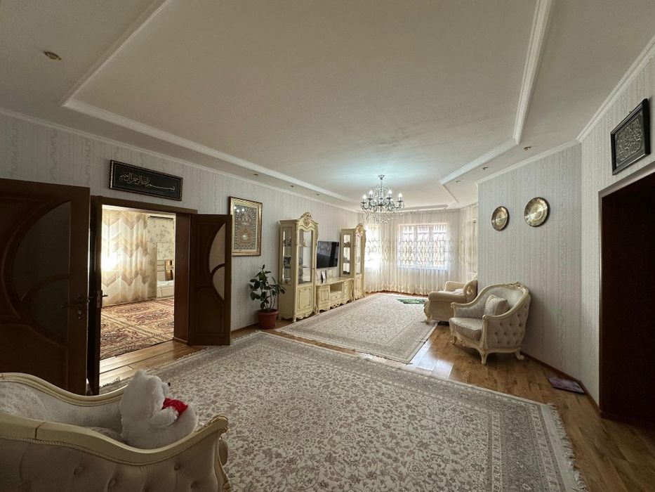 Два дома на участке в микрорайоне "САМАЛ-2".