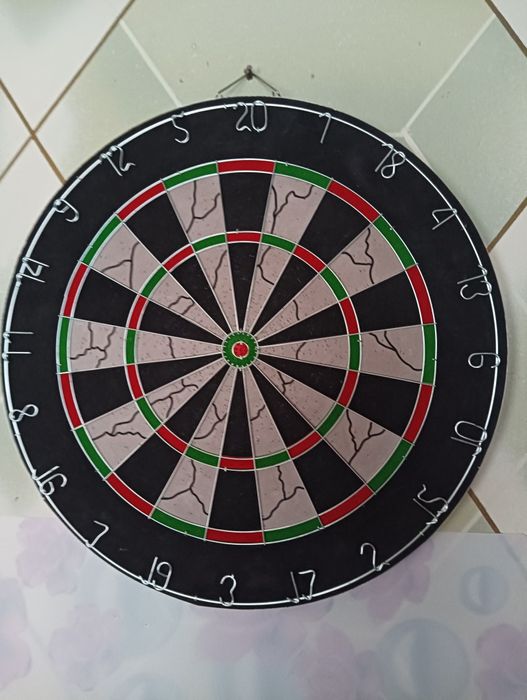 Продаётся дартс и шесть дротиков