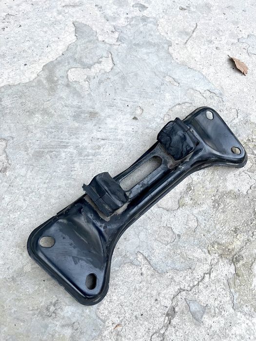 Траверса (крепление коробки) на BMW E34 БМВ Е34