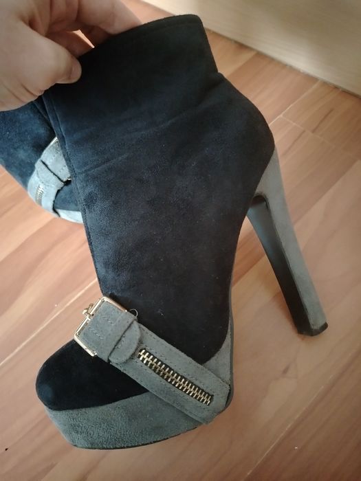 Велурени боти на висок ток