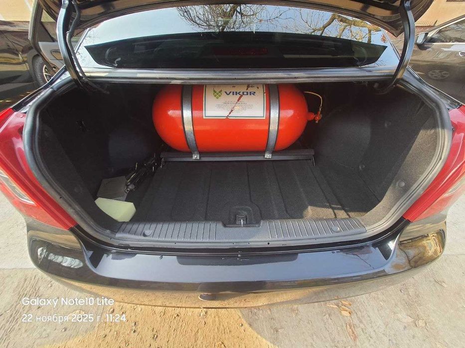 Qora Chevrolet Gentra sotiladi