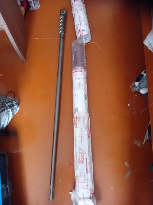 Продам бур на 1000×45 .и перфоратор