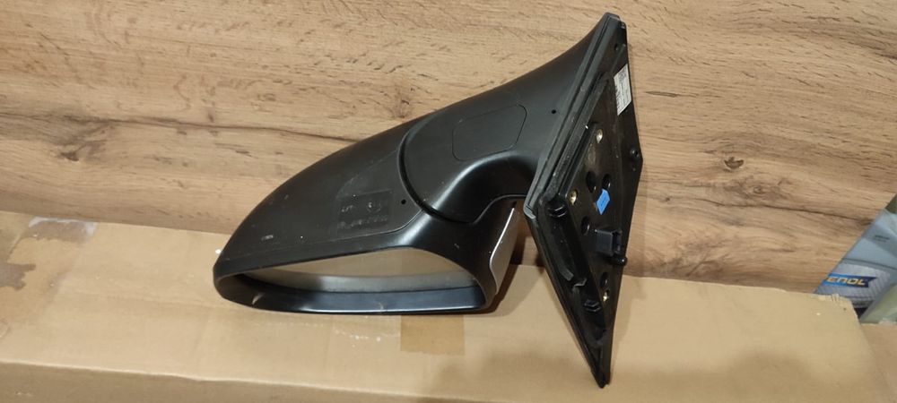 Продам правое зеркало Hyundai Accent