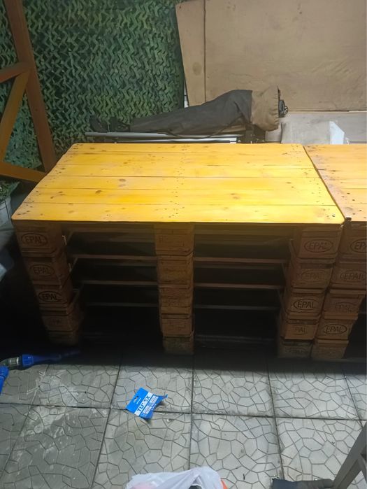 Продам два стола из паллет.