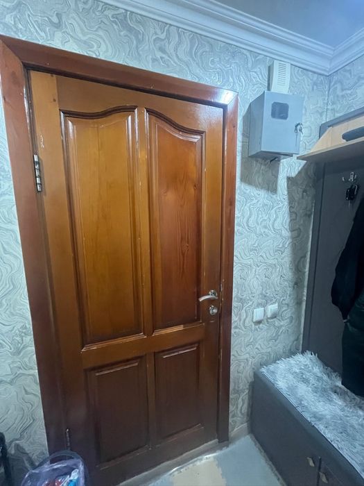 Продаётся деревянная дверь в хорошем состоянии.