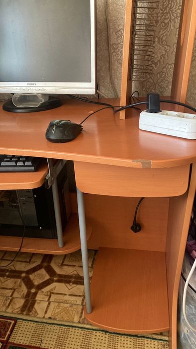 Продам компьютерный стол
