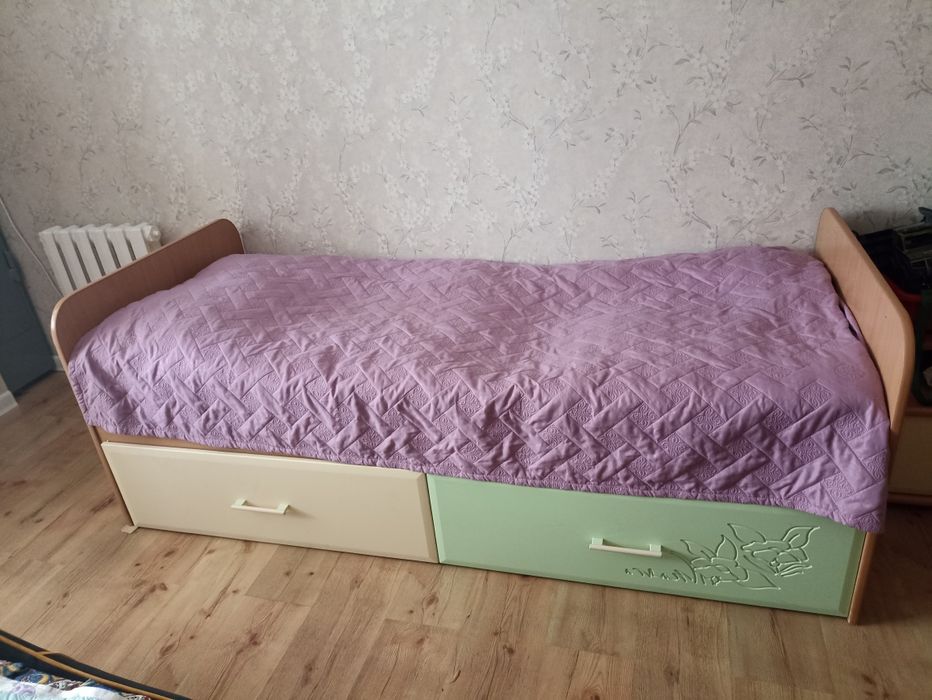 Детский шкаф и кроваткой