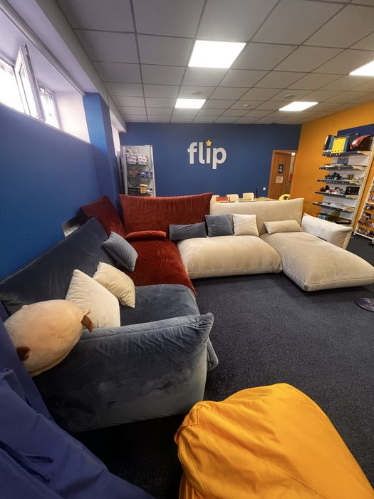 Большой удобный диван