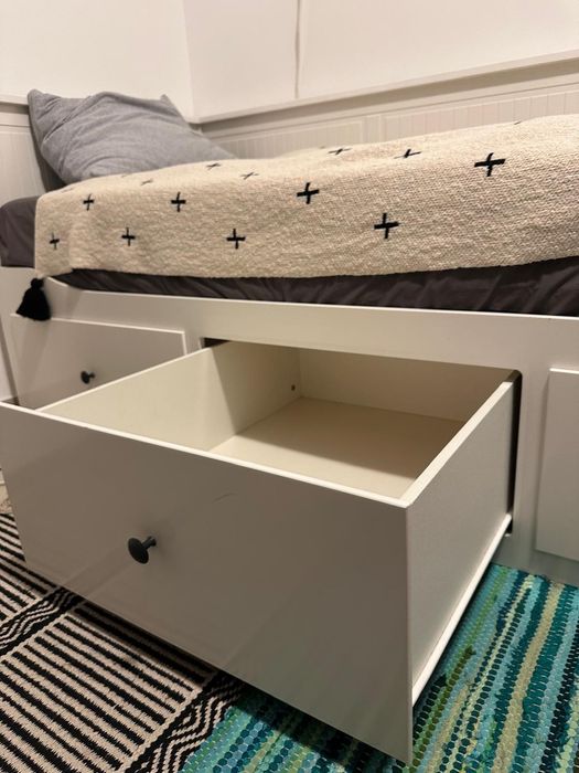 Pat IKEA alb cu sertare – stare foarte bună, spațios și practic