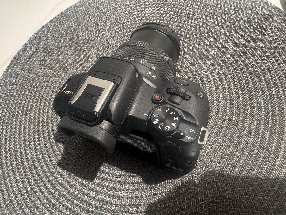 Canon EOS R50 + портретен обектив