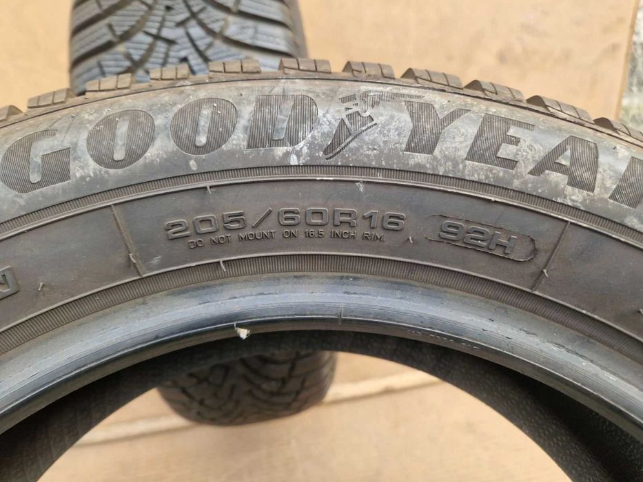 2 Goodyear R16 205/60
Зимни гуми 
DOT3919