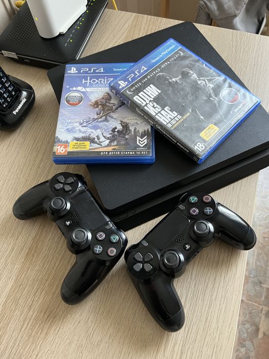 Playstation 4 Slim 1  Tb ,2 джойстика