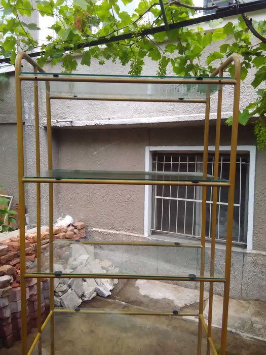 Стелажи със стъклени рафтове
