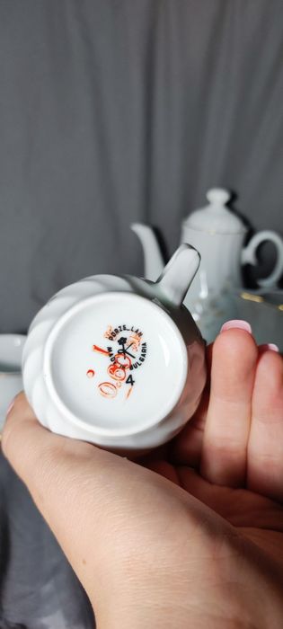 Неизползван сервиз за късо кафе със златен кант на "Китка" Нови пазар