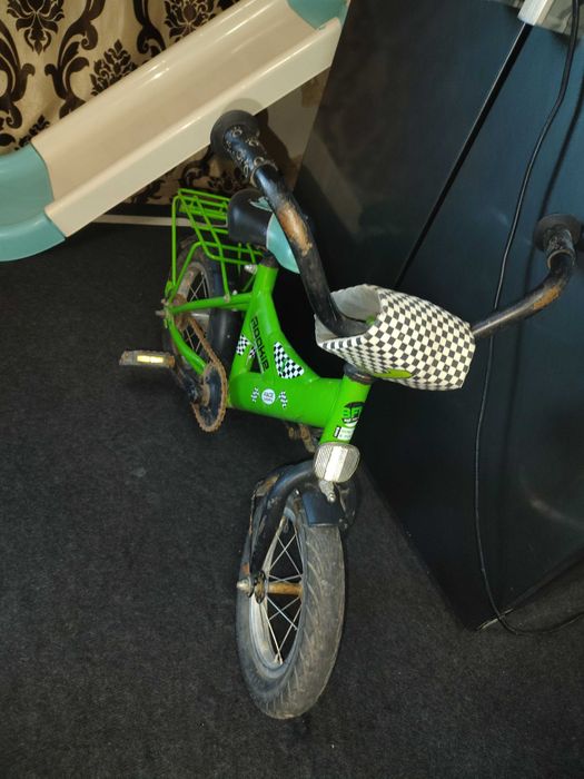 Vând mașina electrică în stare de funcționare și bicicleta copii
