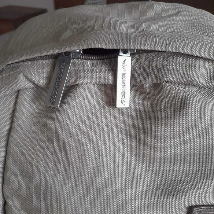 раница Dockers – бежова, здрава и практична