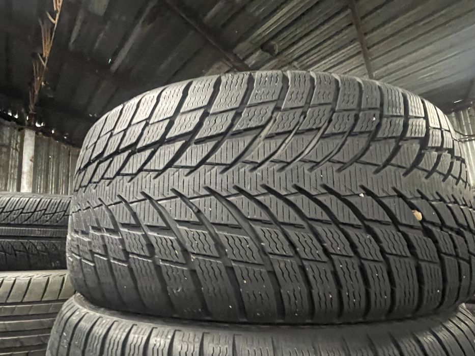 235 40 18 зимни NOKIAN