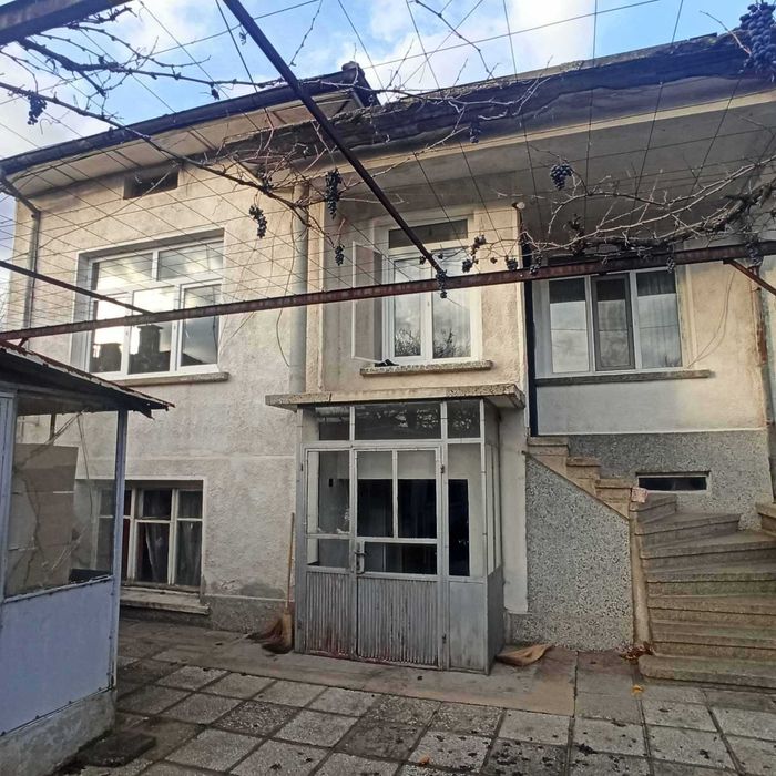 Къща в с.Енина на 2 ет. с двор 520 кв.м.