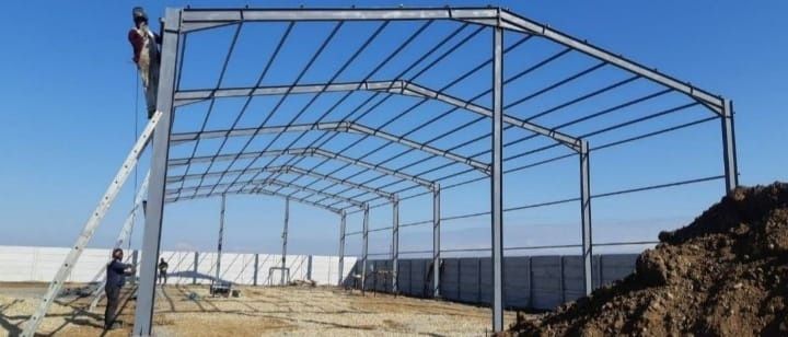 Vând hală metalică de pe stoc 10 m lățime cu 30 lungime cu tot cu montaj sau fără montaj Cum dorește clientul la super preț lucrăm fără avans