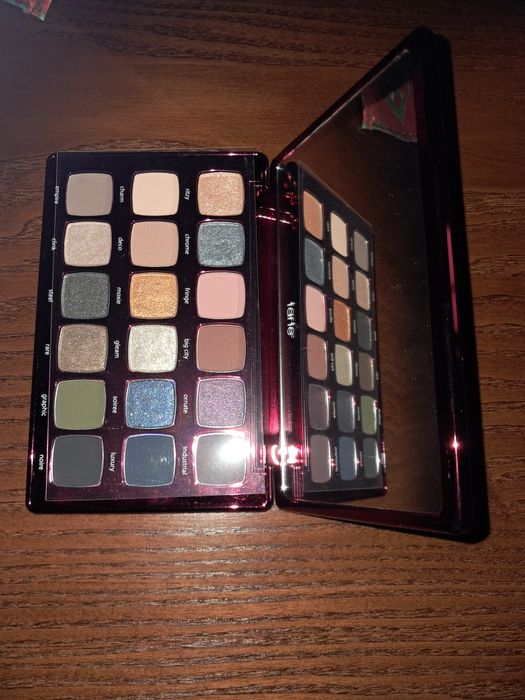 Vand trusa machiaj Tarte noua