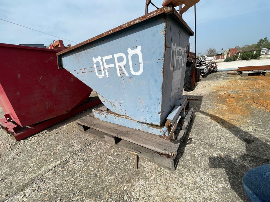 Саморазтоварващ контейнер за строителни отпадъци