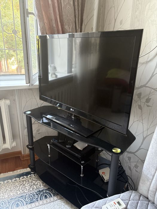 Продам телевизор с подставкой