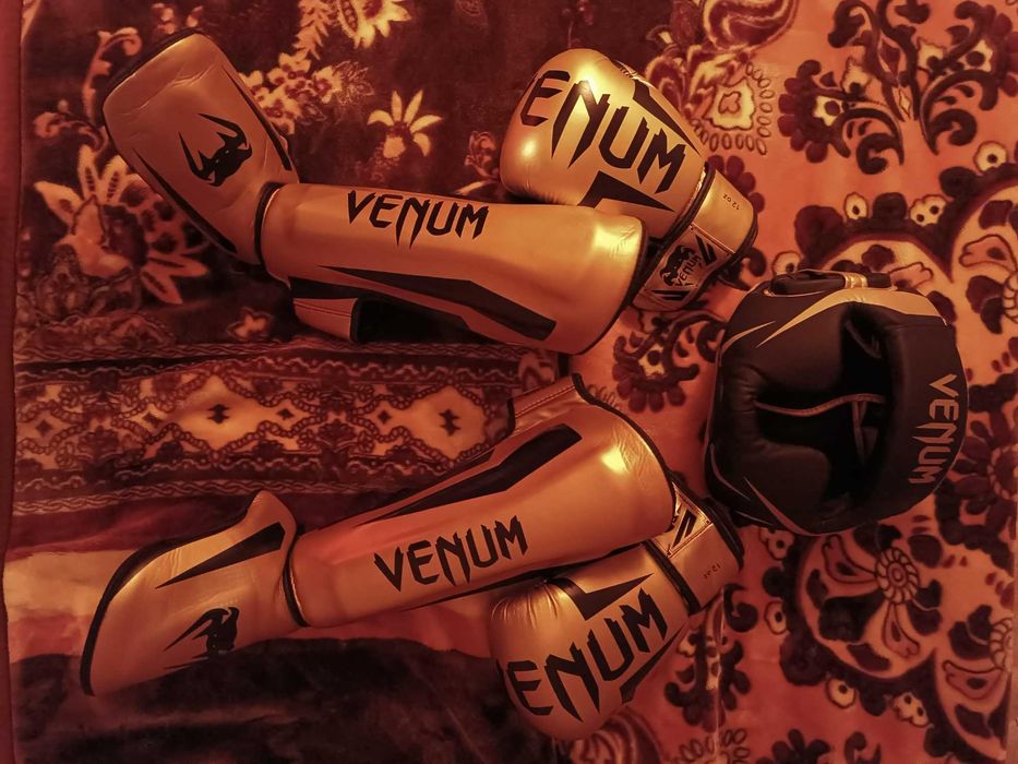 СКИДКА!!! Шлем ~ Перчатки ~ Футы VENUM GOLD комплект!