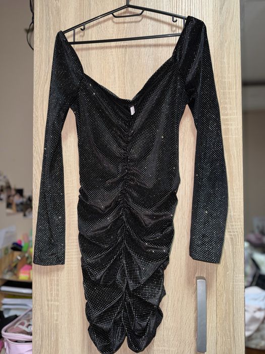 Официална ефектна рокля с блестящи елементи, паднали рамене, по тялото