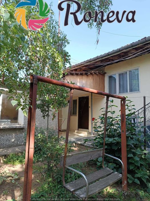 Дворно място с къща и гараж