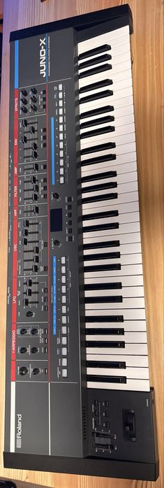 Se vinde Roland JUNO-X