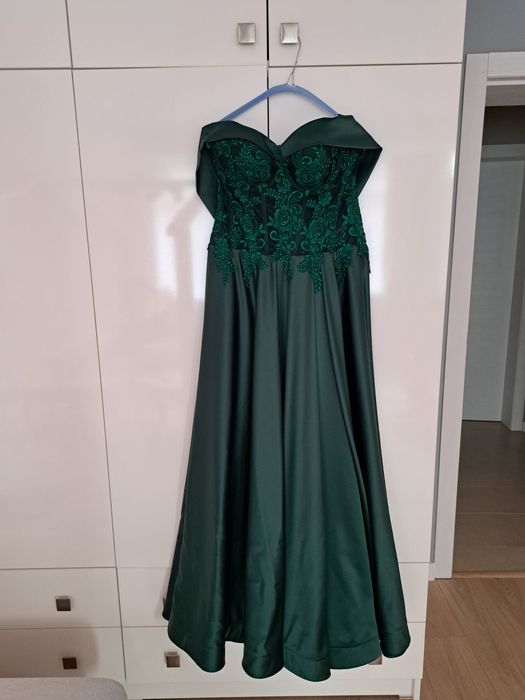 Тъмно зелена официална рокля